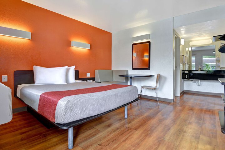 1 Queen Bed (4 of 4)