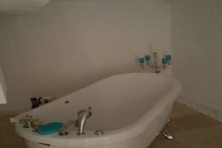 Room 4 of 8