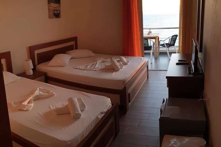 Room 6 of 25
