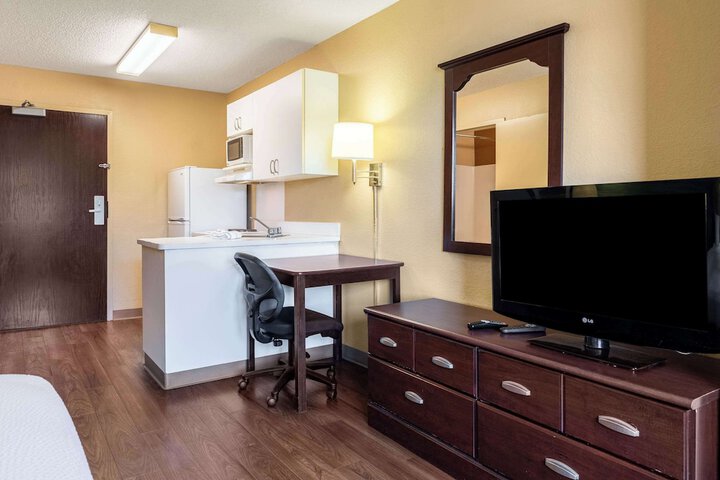 1 Queen Bed Efficiency (5 of 9)