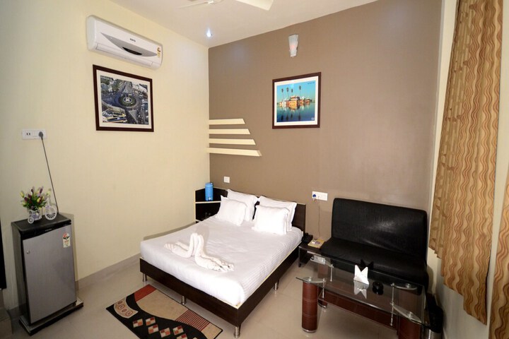 Room 13 of 16