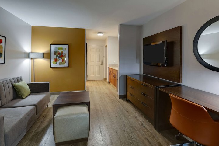 1 King Bed Pillow Top Mattress 2 Flat Screen Tvs Microwave and Refrigerator Sitting Area Sofa Full Breakfast (19 of 22)
