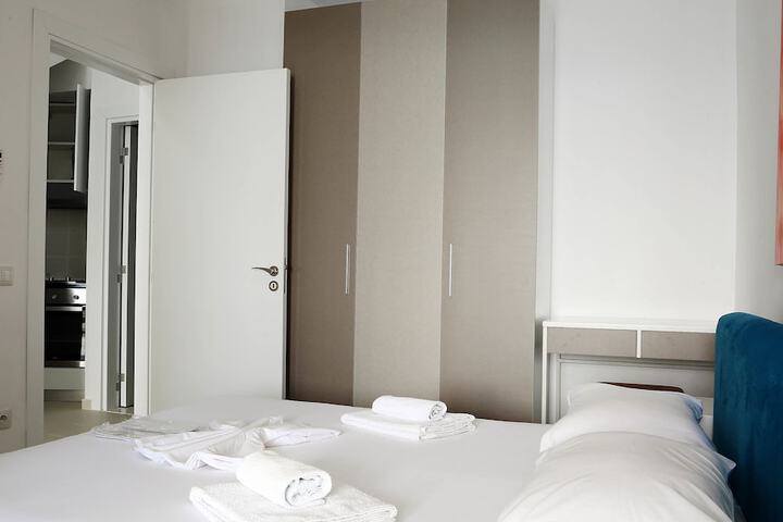 Room 6 of 163