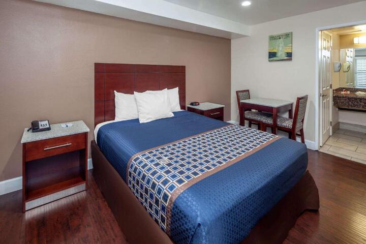 1 Queen Bed (2 of 8)