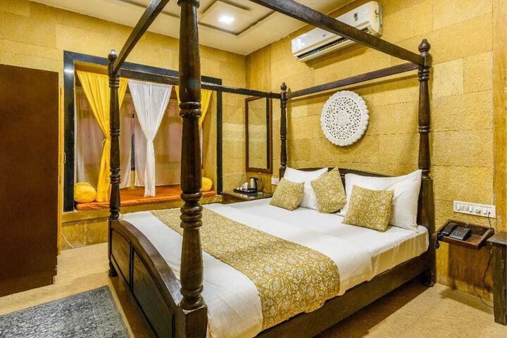 Room 4 of 12