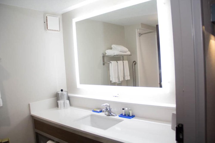 Bathroom sink