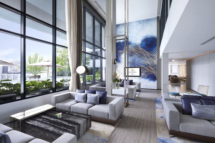 Lounge 44 of 55