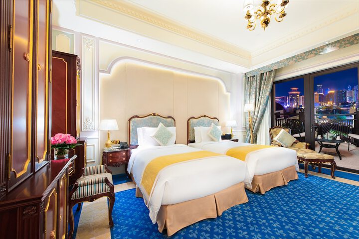 Room 8 of 77