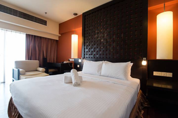 Room 4 of 77