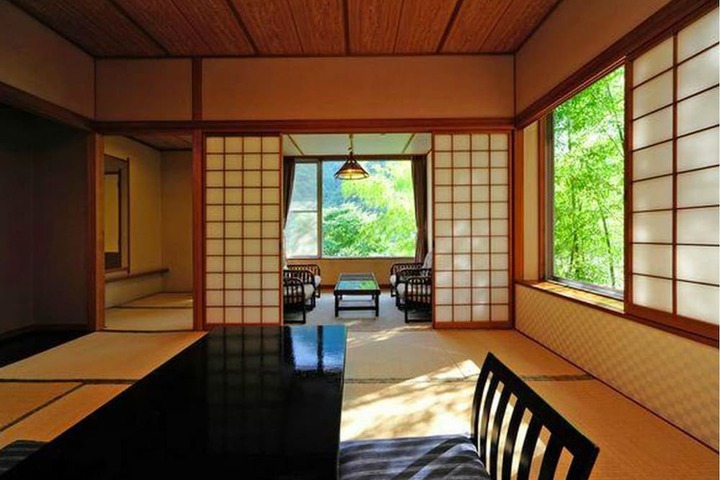 Room 6 of 18