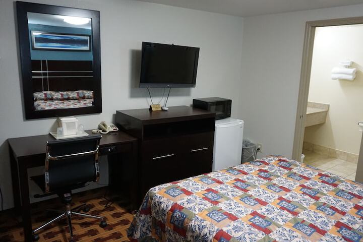 1 Queen Bed (1 of 4)