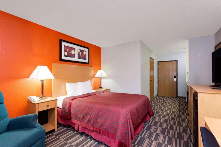 1 Queen Bed Accessible (15 of 18)