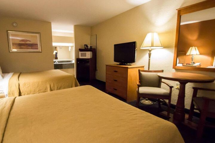 2 Queen Beds (2 of 32)