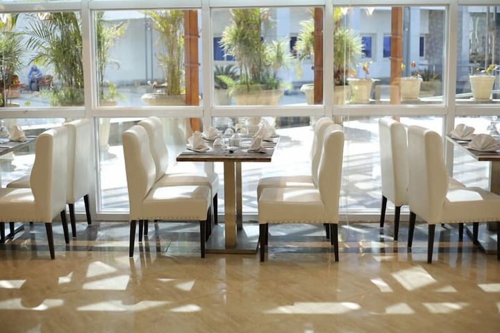 Dining 33 of 49