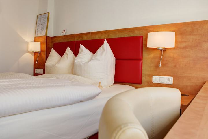 Room 7 of 33