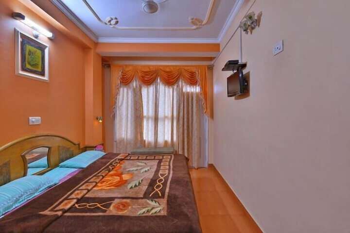 Room 8 of 12