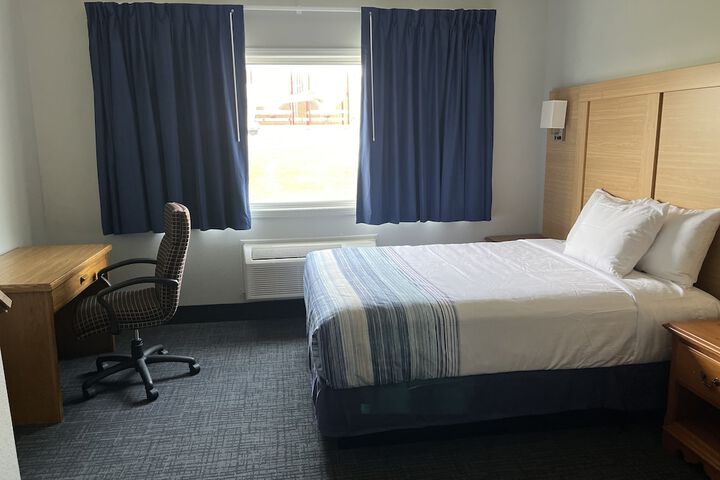 1 Queen Bed (12 of 25)
