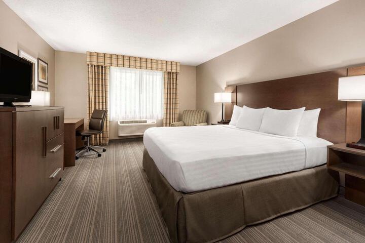 1 King Bed (3 of 5)