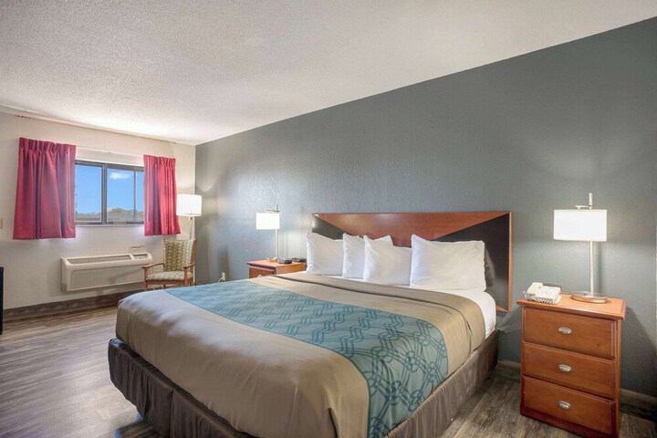 1 King Bed (3 of 8)
