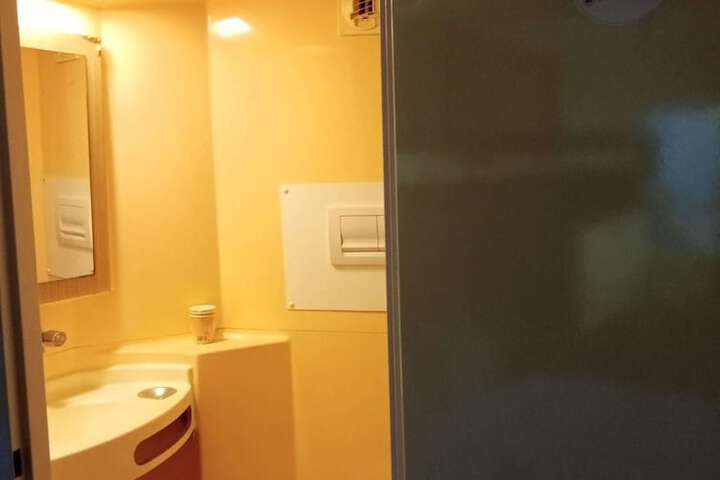 Room 27 of 46
