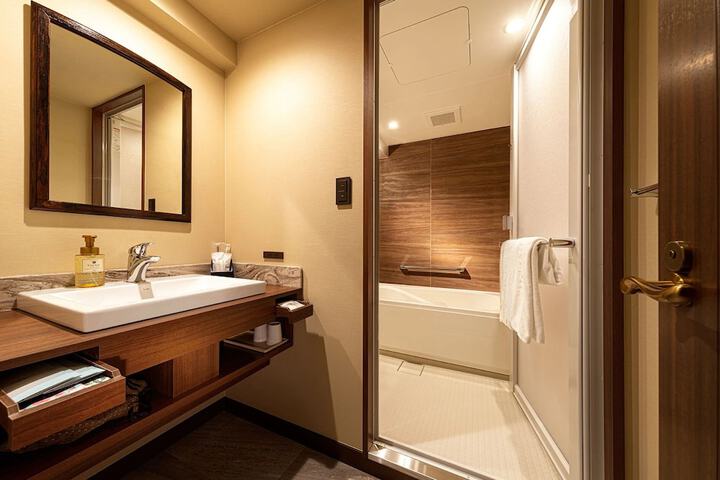 Room 16 of 28