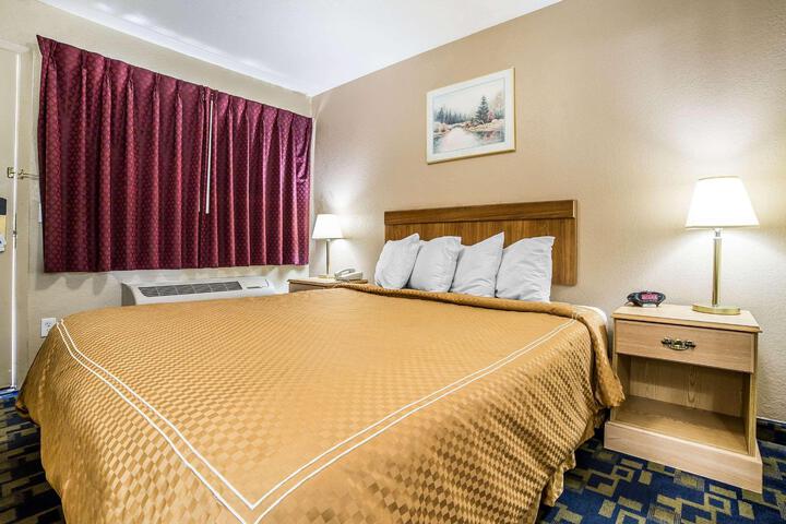 1 Queen Bed (2 of 26)