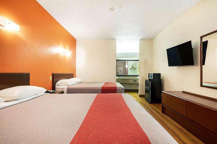 2 Queen Beds (7 of 9)