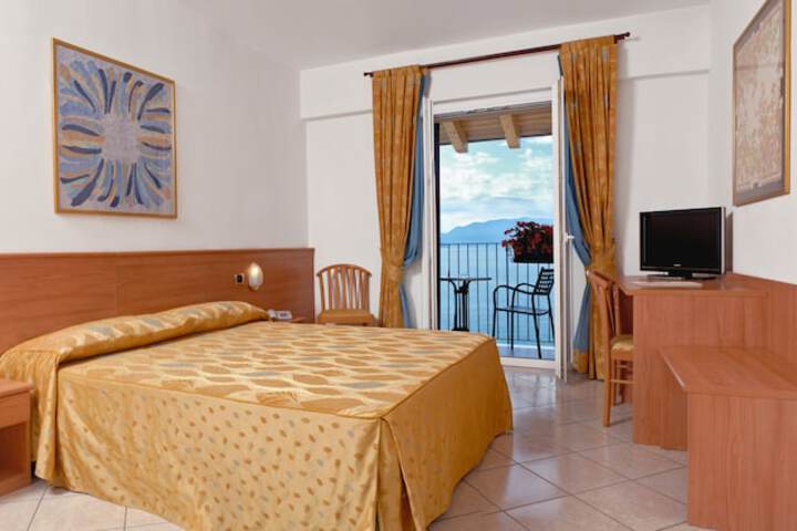 Room 3 of 128
