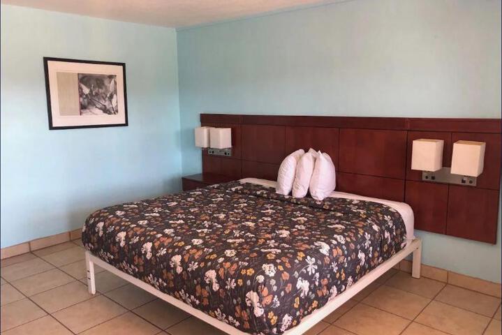 1 King Bed (14 of 15)