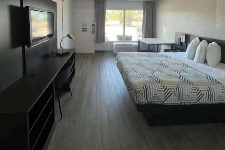 Room 11 of 33