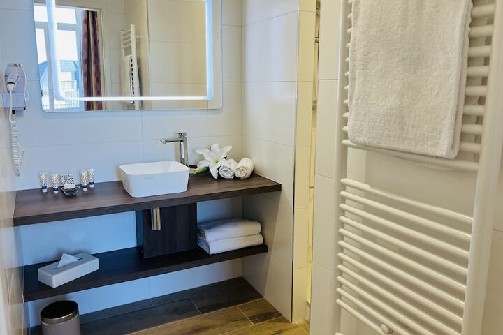 Room 106 of 177