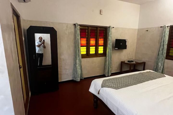 Room 12 of 16