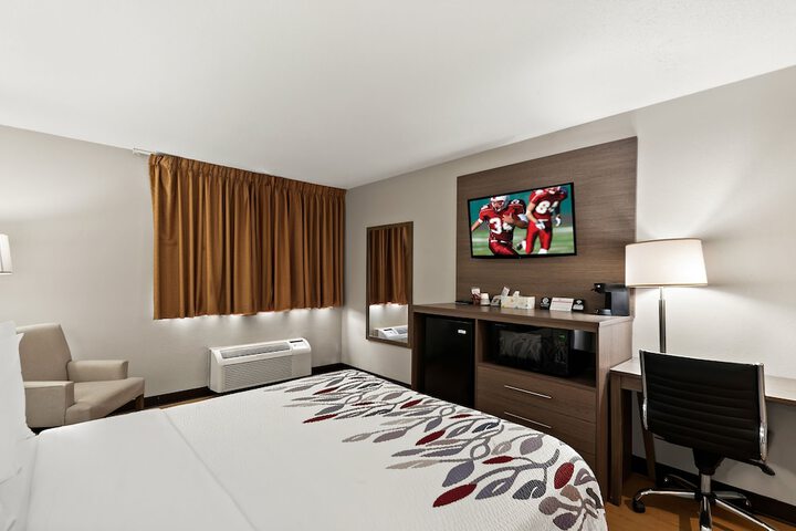 Deluxe Queen Bed (2 of 13)