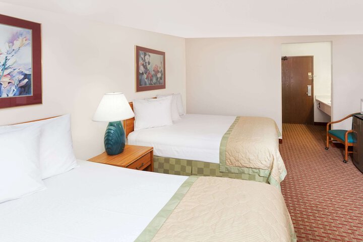 1 Queen Bed Accessible Room (9 of 12)