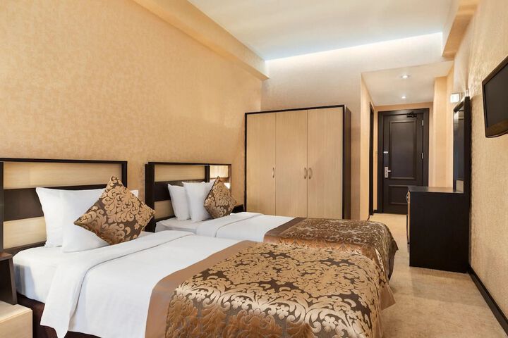Room 4 of 25