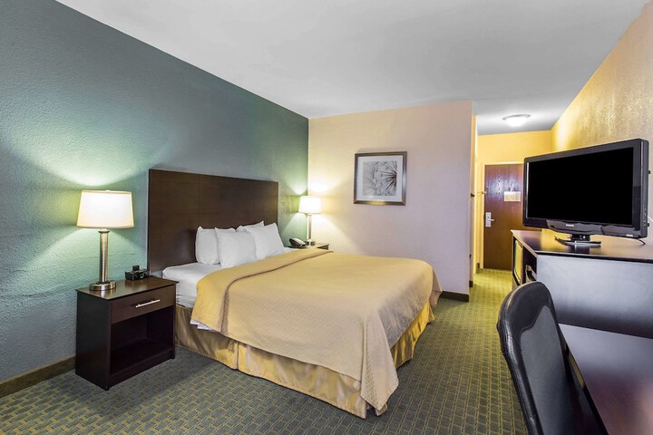 1 King Bed | (3 of 8)