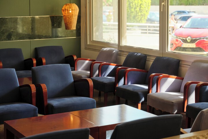 Lounge 70 of 84