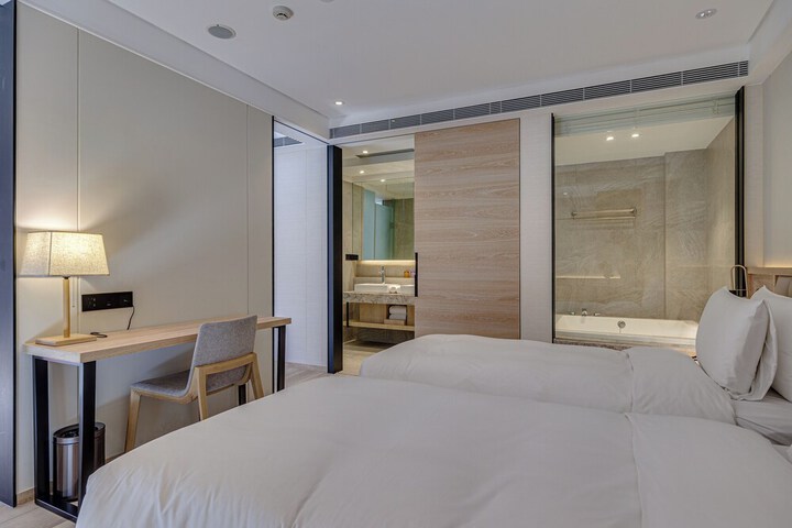Room 32 of 85