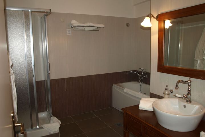 Room 16 of 38