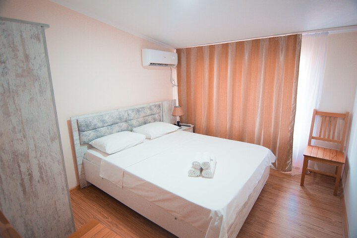 Room 4 of 13