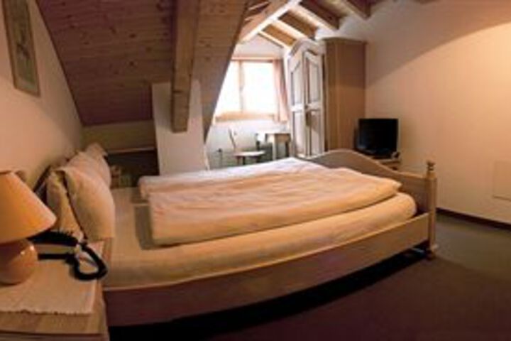 Room 6 of 11
