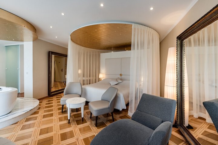 Room 33 of 70