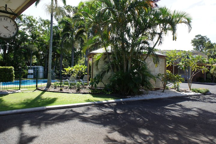 Hotel Exterior 55 of 64