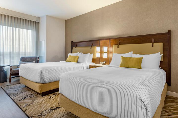 2 Queen Beds (2 of 5)