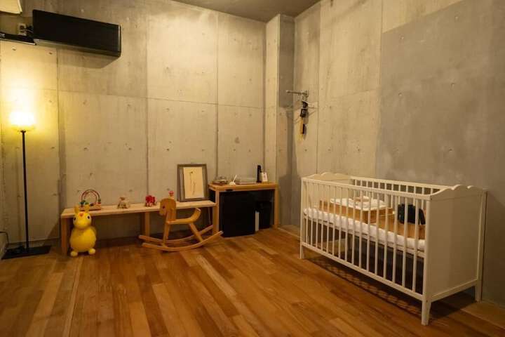 Room 8 of 100