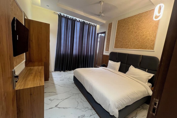 Room 13 of 22