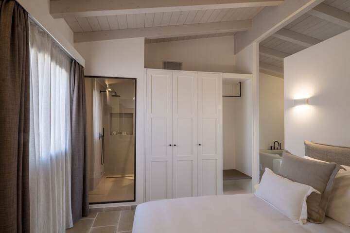 Room 12 of 104