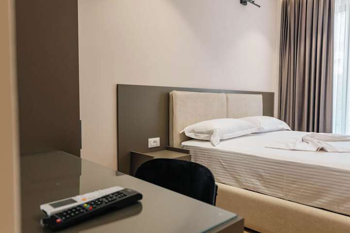Room 9 of 37