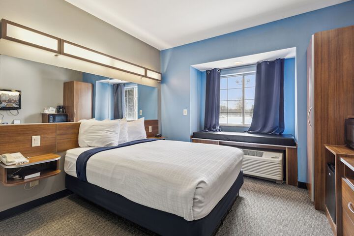Queen Bed Accessible (5 of 14)