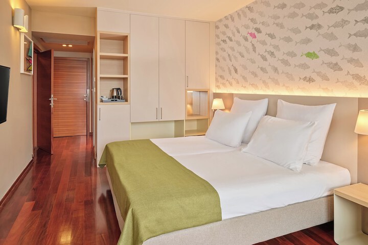 Room 9 of 90